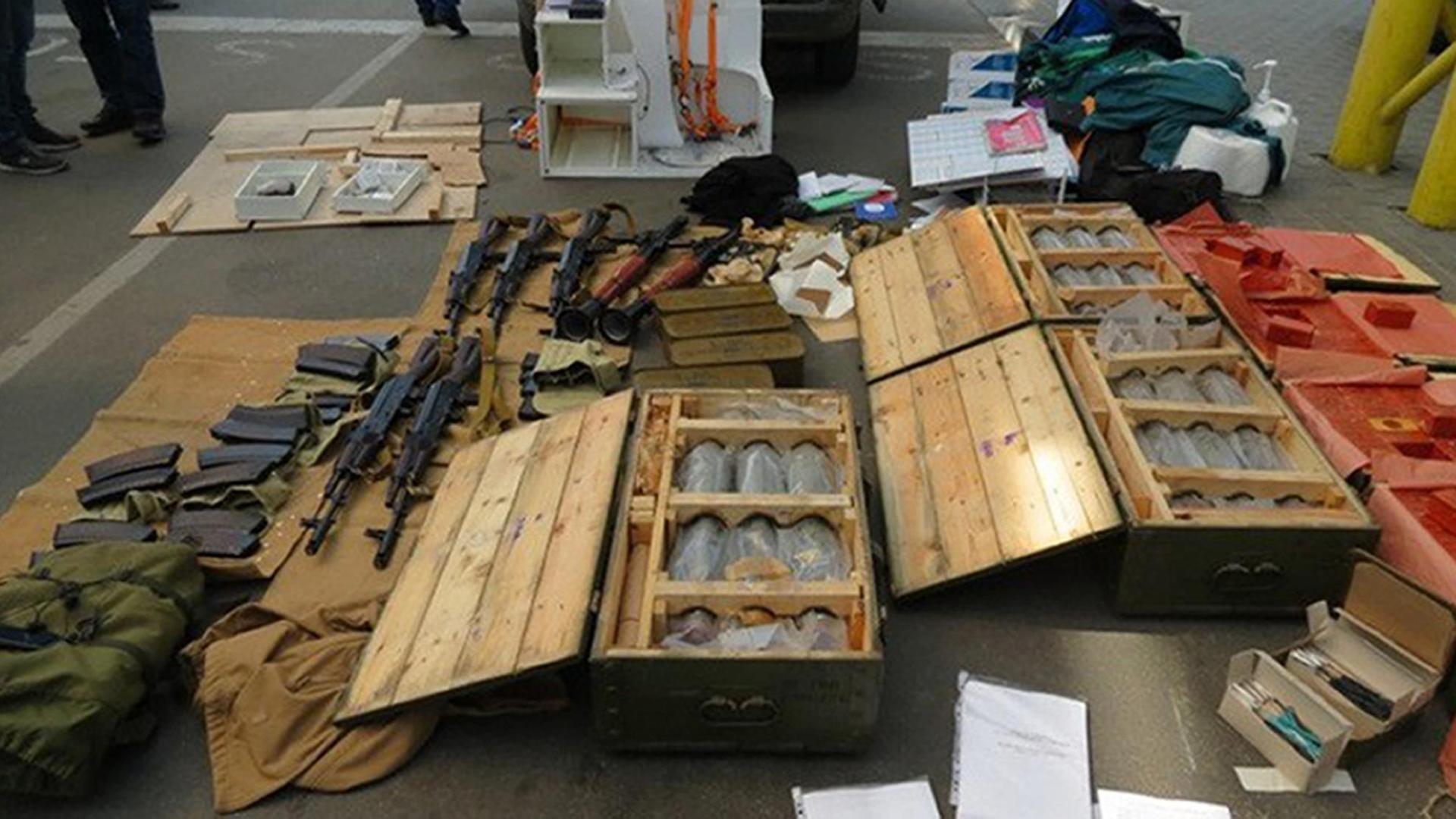 Waffen und Sprengstoff liegen auf einem Tisch. Waffen und Sprengstoff liegen auf einem Tisch.