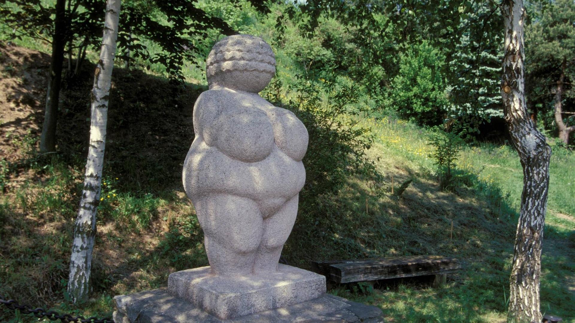 Nachbildung der Venus von Willendorf unter Bäumen in Niederösterreich