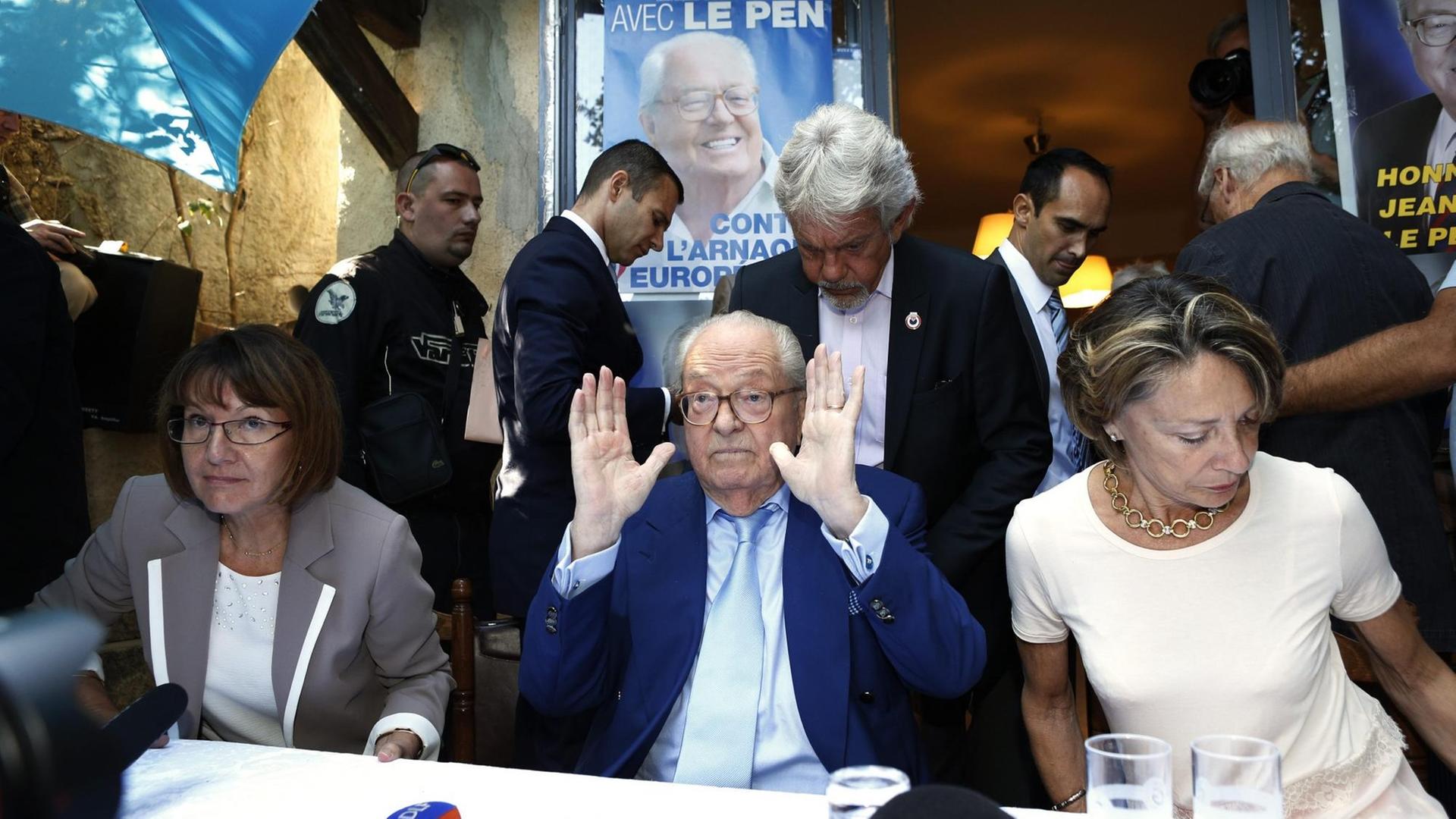 Der geschasste Gründer des Front National, Jean Marie Le Pen, will eine eigene rechtsextreme Bewegung gründen Der geschasste Gründer des Front National, Jean Marie Le Pen, will eine eigene rechtsextreme Bewegung gründen