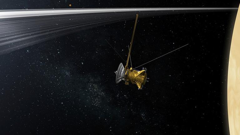 Die Raumsonde Cassini durchquert während des Grand Finale die Ringebene in den schmalen Lücke zwischen der Innenkante der Saturnringe und den Wolken der Saturnatmosphäre. Die Raumsonde Cassini durchquert während des Grand Finale die Ringebene in den schmalen Lücke zwischen der Innenkante der Saturnringe und den Wolken der Saturnatmosphäre.