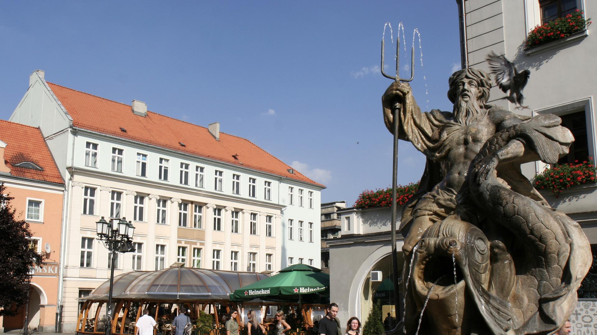 Platz mit Brunnen vor dem Rathaus (r) des polnischen Gliwice (Gleiwitz) Platz mit Brunnen vor dem Rathaus (r) des polnischen Gliwice (Gleiwitz)