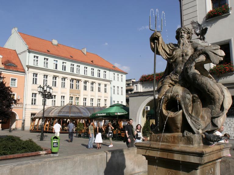 Platz mit Brunnen vor dem Rathaus (r) des polnischen Gliwice (Gleiwitz)