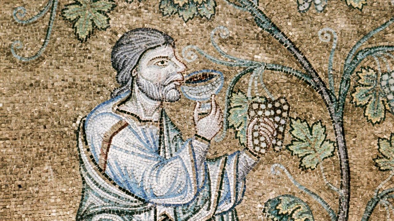 Byzantinisches Mosaik mit dem Moriv einer Weinrebe und Noah, der danaben kniet und einen Kelch mit Wein zum Mund führt. Byzantinisches Mosaik mit dem Moriv einer Weinrebe und Noah, der danaben kniet und einen Kelch mit Wein zum Mund führt.