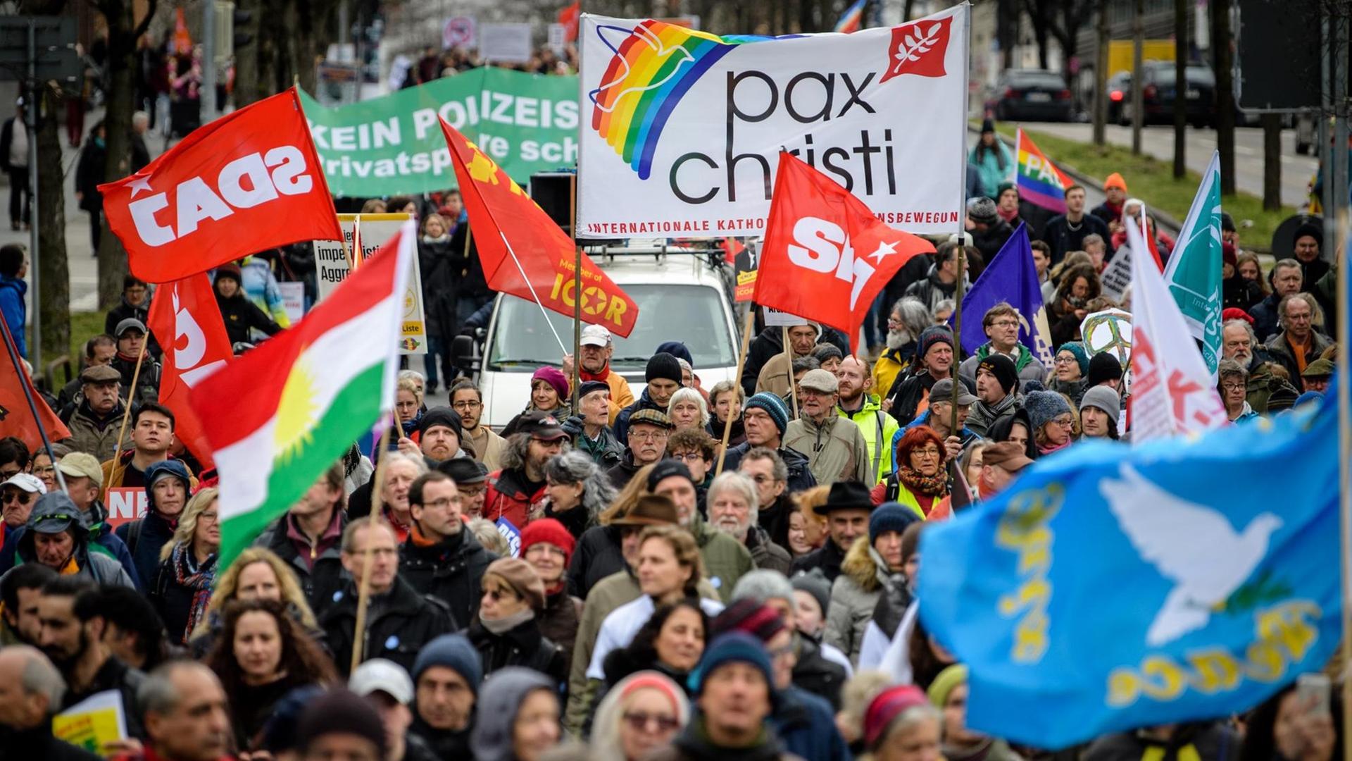 Anhänger der Friedensbewegung ziehen beim Ostermarsch durch München. Die Demonstranten wollen mit Ostermärschen in mehreren Städten bundeweit auf die Kriegs- und Krisengebiete der Welt hinweisen und vor einer angespannten weltpolitischen Lage warnen.