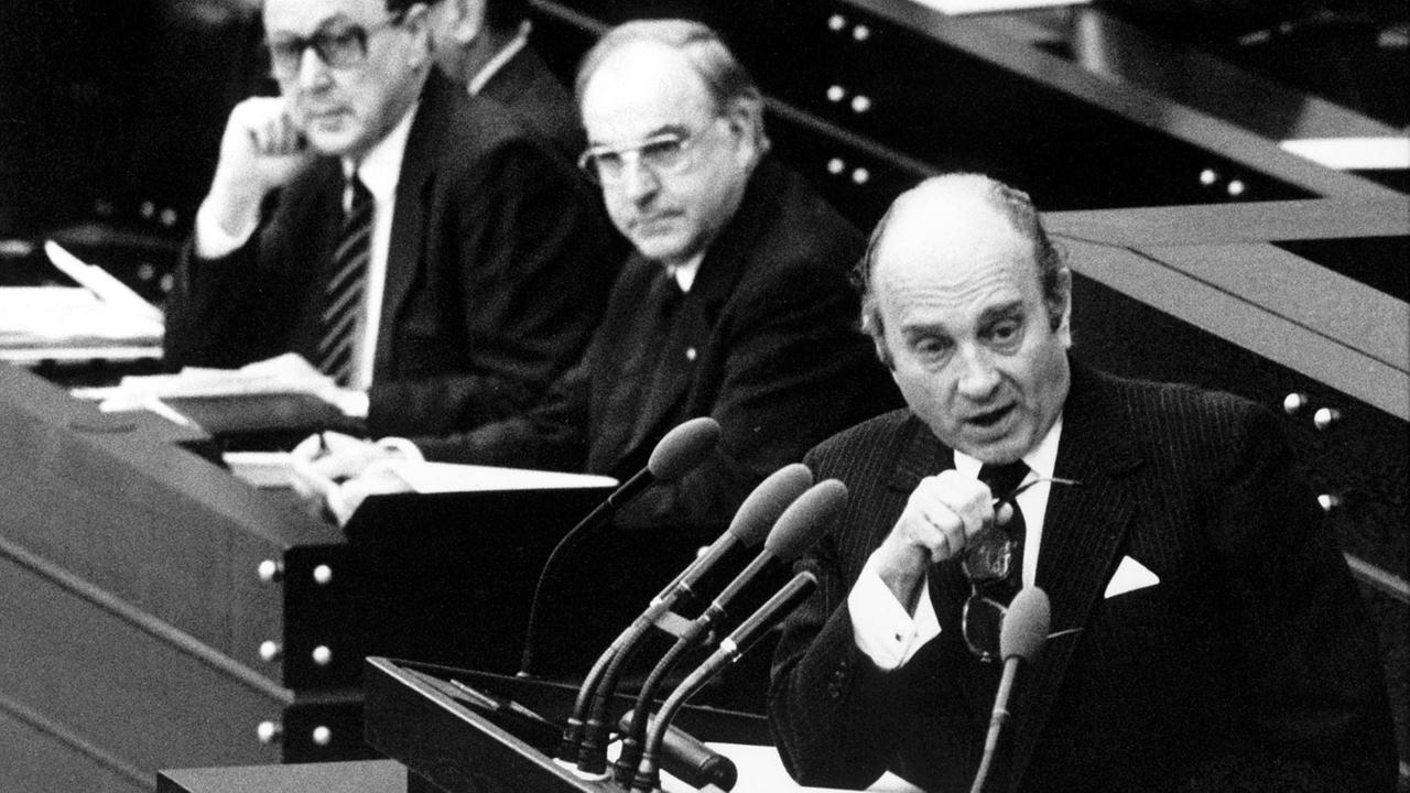 Wirtschaftsminister Otto Graf Lambsdorff (FDP) redet 1982 im Bonner Bundestag. Im Hintergrund Bundeskanzler Helmut Kohl (CDU) und Außenminister Hans-Dietrich Genscher. Wirtschaftsminister Otto Graf Lambsdorff (FDP) redet 1982 im Bonner Bundestag. Im Hintergrund Bundeskanzler Helmut Kohl (CDU) und Außenminister Hans-Dietrich Genscher.