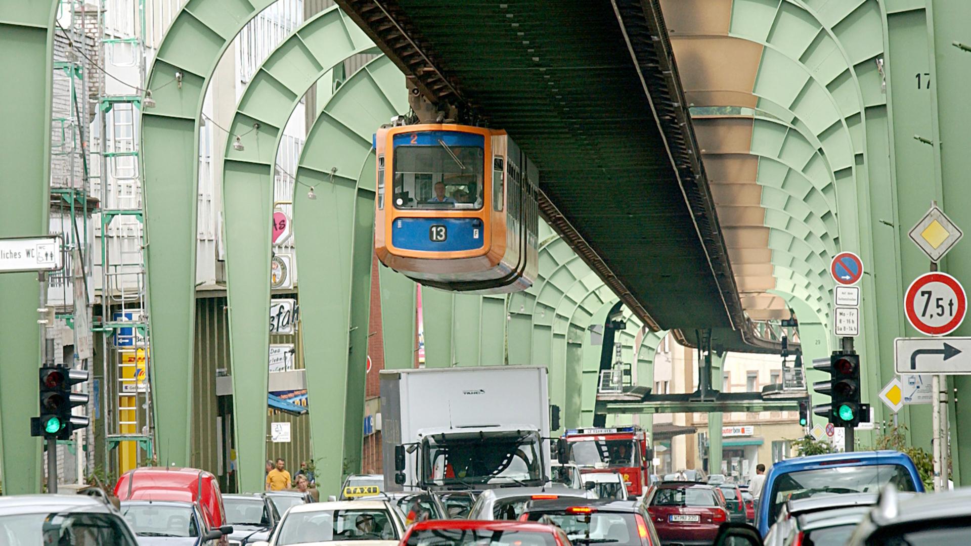 Die Wuppertaler Schwebebahn über der Sonnbornerstraße. Die Wuppertaler Schwebebahn über der Sonnbornerstraße.