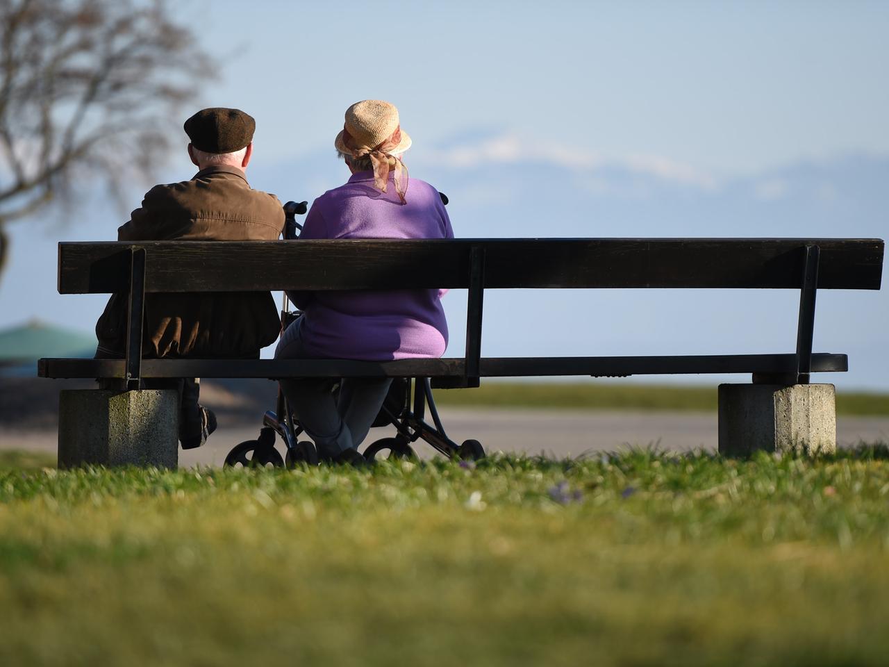 Zwei Senioren sitzen an der Uferpromenade in Langenargen (Baden-Württemberg) auf einer Parkbank. Zwei Senioren sitzen an der Uferpromenade in Langenargen (Baden-Württemberg) auf einer Parkbank.