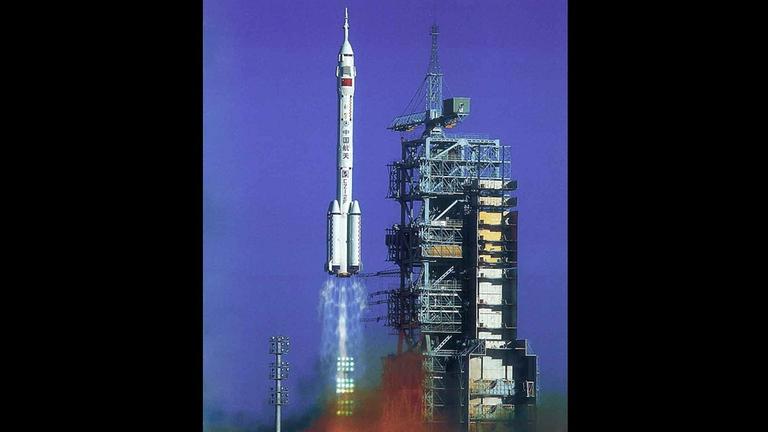 Start der Shenzhou-5-Mission mit Chinas erstem Taikonauten an Bord (CNSA)
