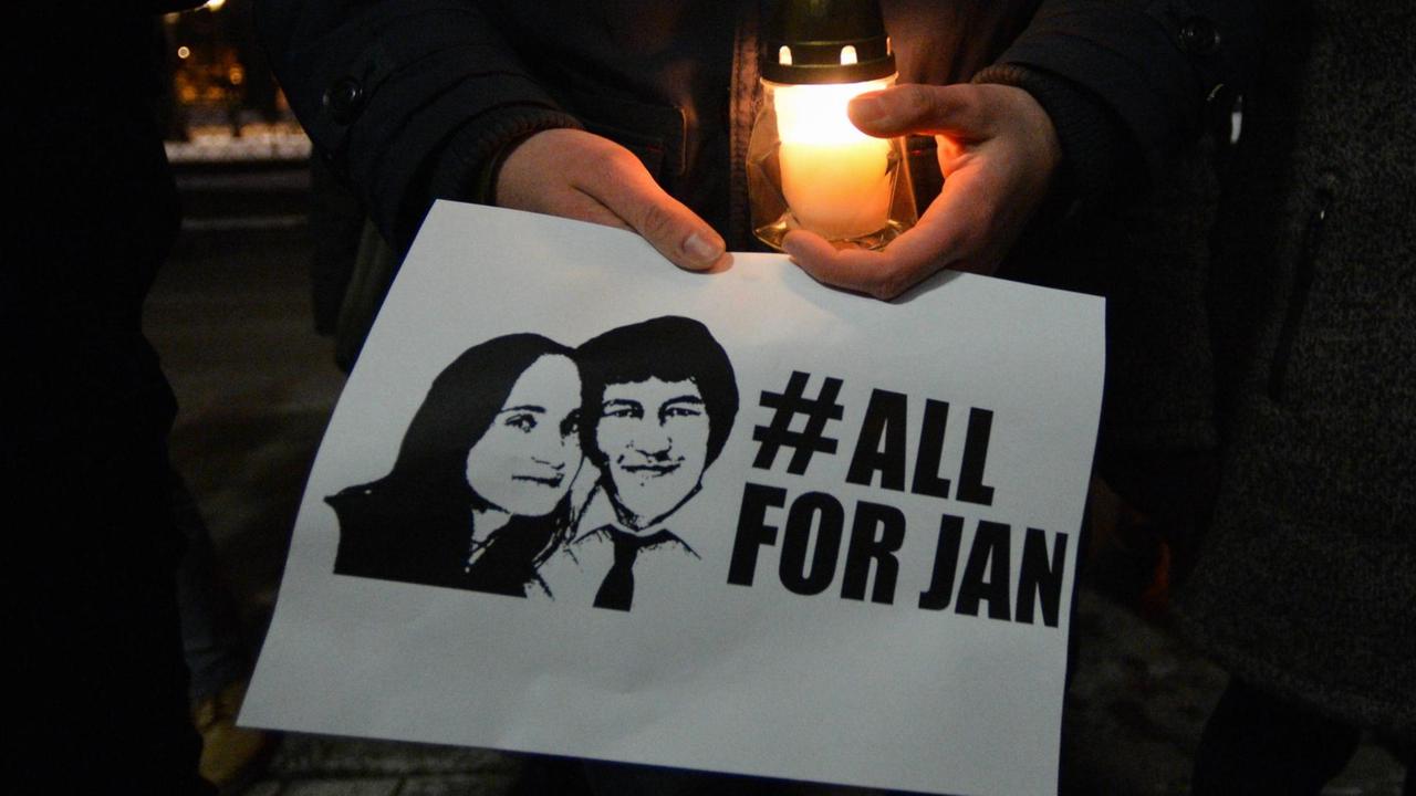 Menschen trauern vor dem slowakischen Konsulat in der polnischen Stadt Krakau um den ermordeten Journalisten Jan Kuciak und seine Verlobte Martina Kusnirova. Menschen trauern vor dem slowakischen Konsulat in der polnischen Stadt Krakau um den ermordeten Journalisten Jan Kuciak und seine Verlobte Martina Kusnirova.