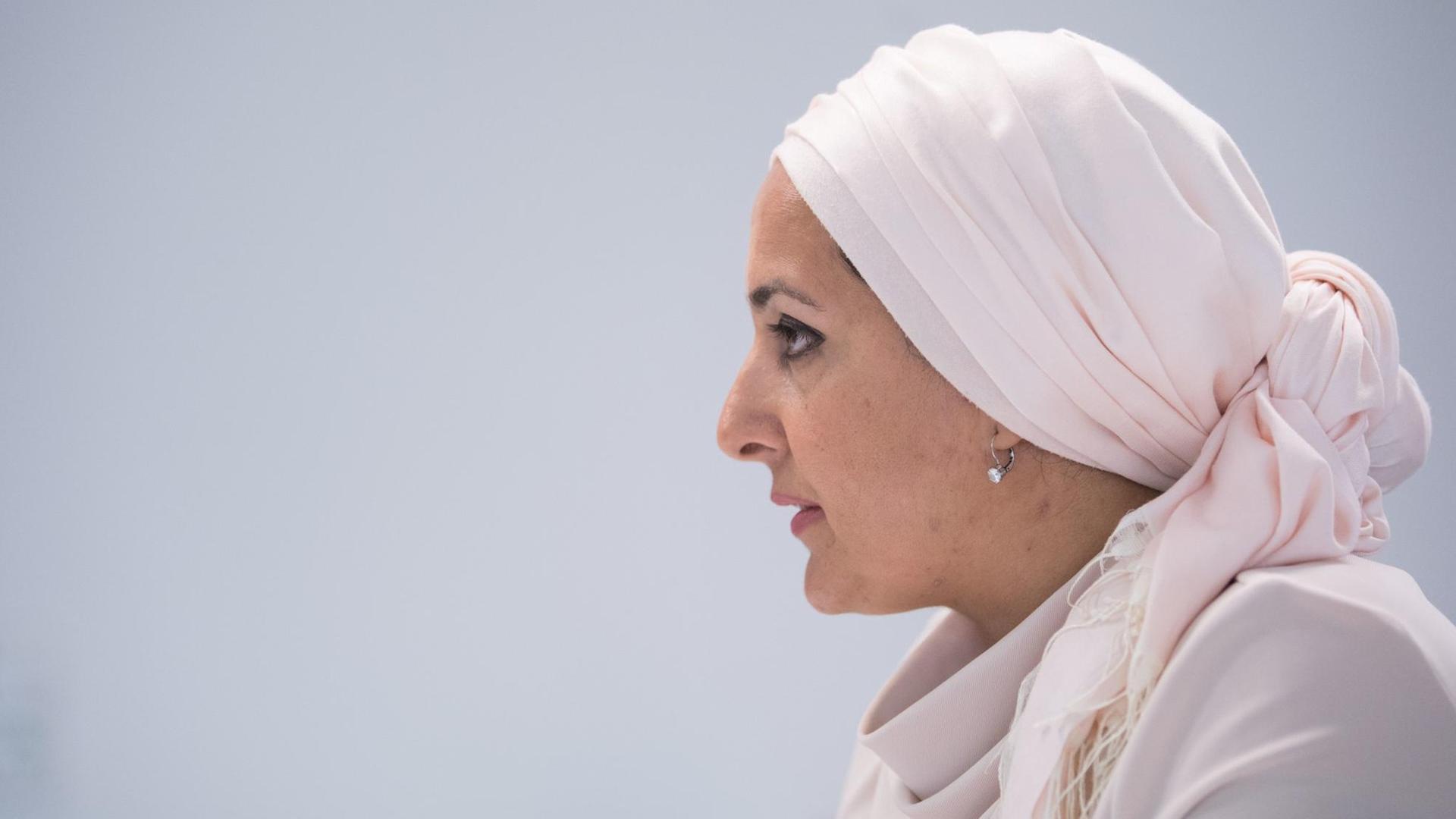 Fereshta Ludin, Lehrerin an einer Privatschule in Berlin, spricht bei einer Pressekonferenz zum Thema "20 Jahre Kopftuchstreit". Fereshta Ludin, Lehrerin an einer Privatschule in Berlin, spricht bei einer Pressekonferenz zum Thema "20 Jahre Kopftuchstreit".