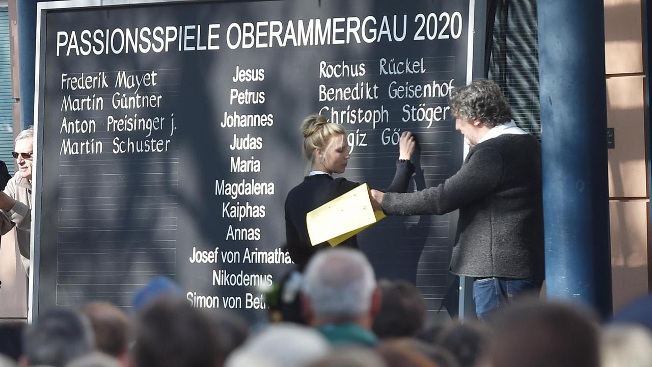 Rollenverteilung für die Passionsspiele 2020 in Oberammergau: Lena Rödel schreibt die Namen der Darsteller auf eine Tafel, Spielleiter Christian Stückl sagt ihr die Namen an. 