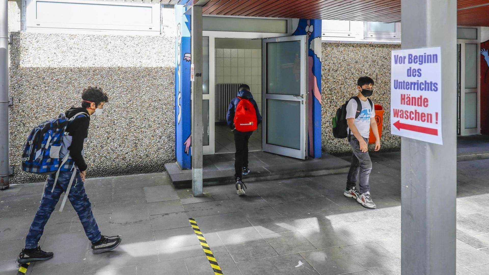 Schulbetrieb an der Realschule Benzenberg in Düsseldorf: Jugendliche mit Masken sind auf dem Weg zum Unterricht. Schulbetrieb an der Realschule Benzenberg in Düsseldorf: Jugendliche mit Masken sind auf dem Weg zum Unterricht.