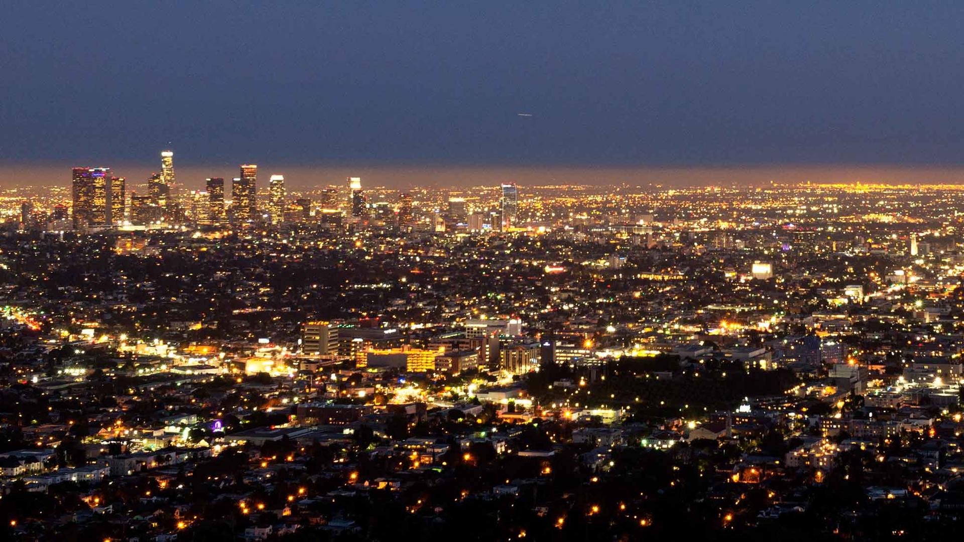 Los Angeles leuchtet bei Nacht, aufgenommen vom Griffith Obervatory. Los Angeles leuchtet bei Nacht, aufgenommen vom Griffith Obervatory.