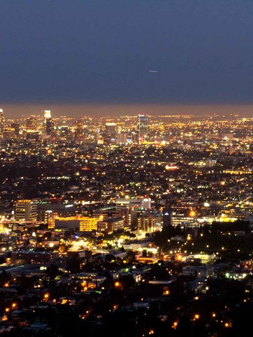 Los Angeles leuchtet bei Nacht, aufgenommen vom Griffith Obervatory.