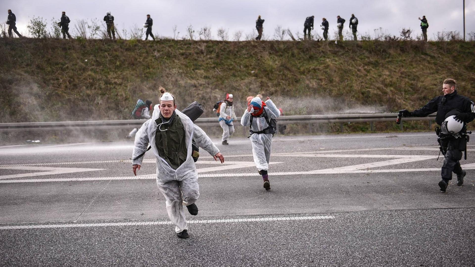 Aktivisten von "Ende Gelände" treffen in der Nähe des Tagebaus Hambach auf Polizisten, die Wasserwerfer und Pfefferspray gegen die Demonstranten einsetzen.