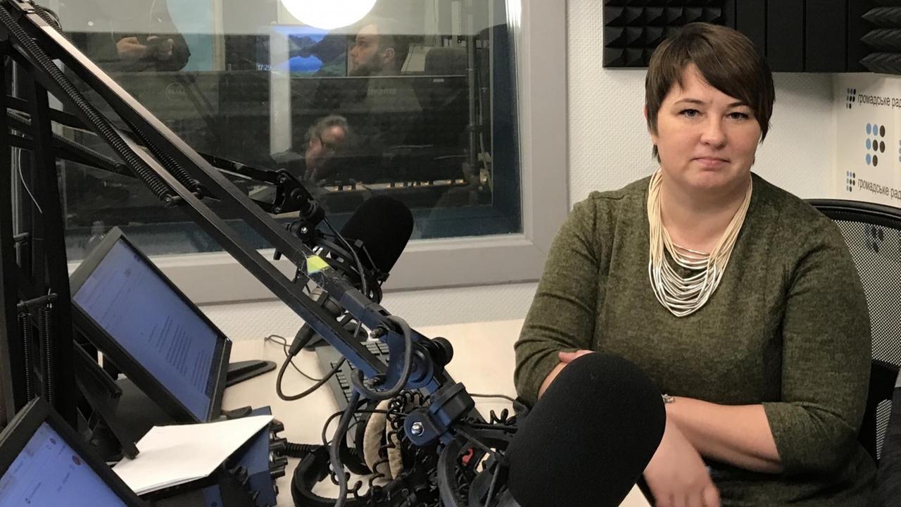 Tatjana Kurmanowa sitzt im Studio des Radiosenders Hromadske. Tatjana Kurmanowa sitzt im Studio des Radiosenders Hromadske.