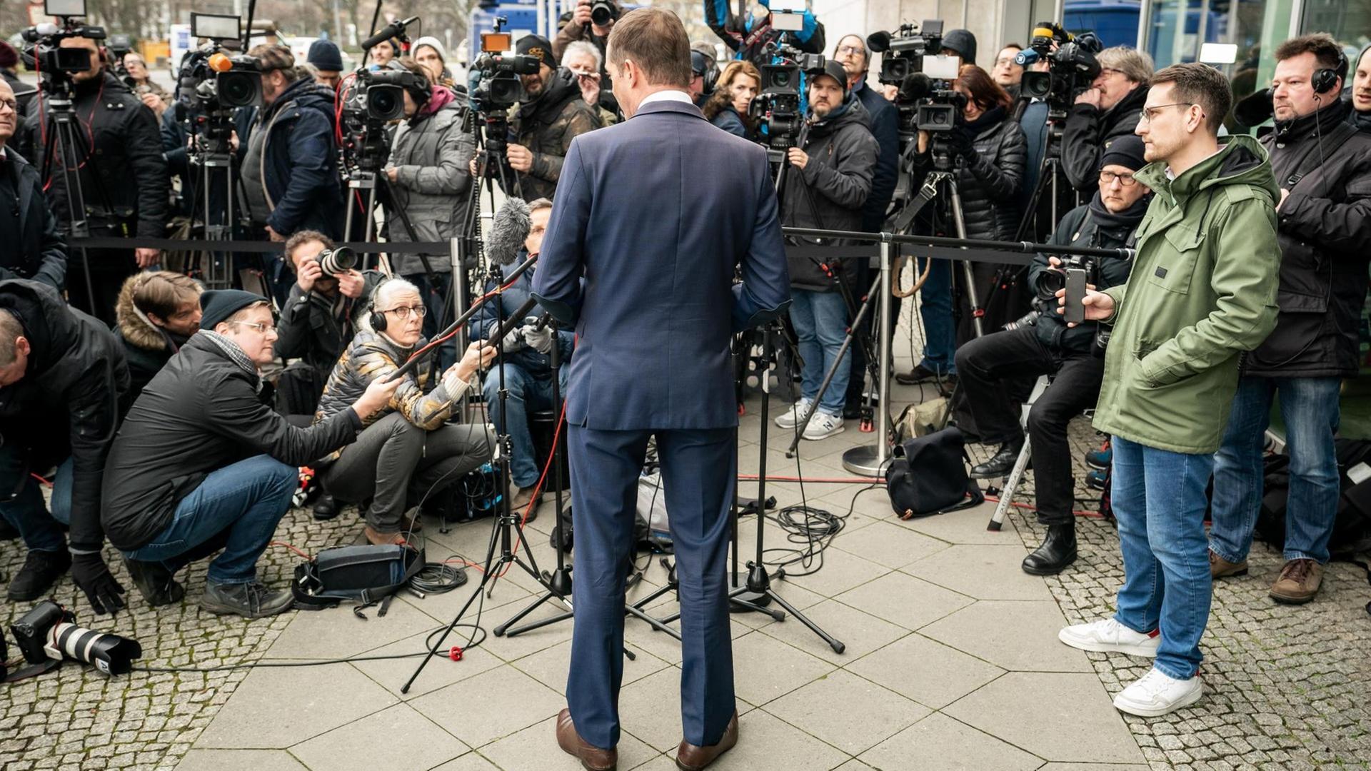 Das Foto zeigt Mike Mohring, Landesvorsitzender der CDU in Thüringen, wie er zur Sitzung des CDU-Präsidiums im Konrad-Adenauer-Haus kommt. Er wird von Fotografen belagert.