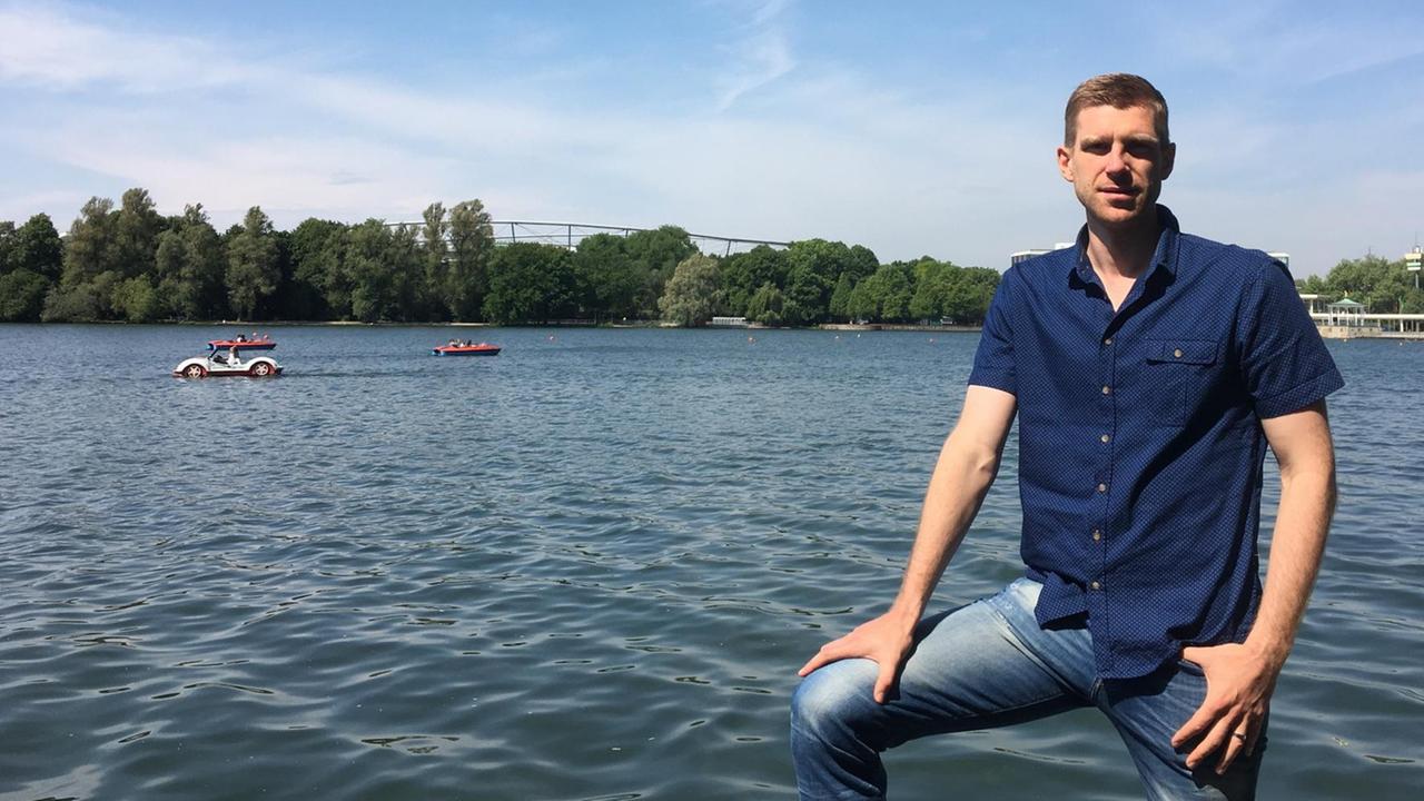Per Mertesacker in der alten Heimat Hannover. Am Maschsee mit Blick auf das Stadion von Hannover 96. Per Mertesacker in der alten Heimat Hannover. Am Maschsee mit Blick auf das Stadion von Hannover 96.