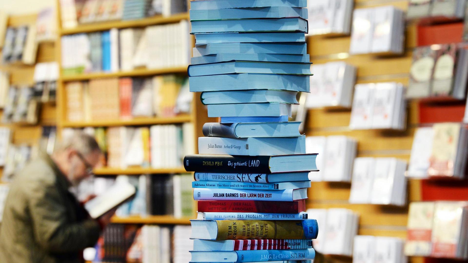 Gestapelte Bücher an einem Verlagsstand Gestapelte Bücher an einem Verlagsstand