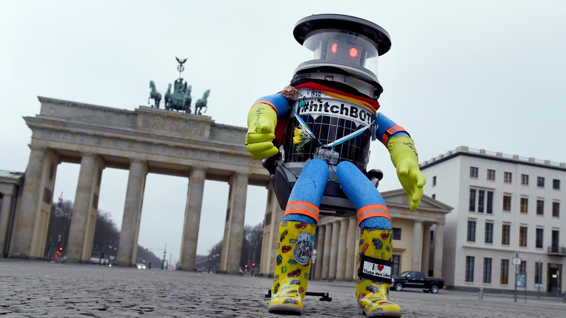 Roboter "hitchBOT" 2015 in Berlin Roboter "hitchBOT" 2015 in Berlin