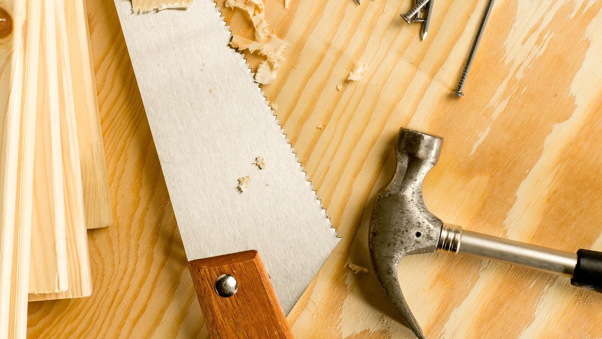 Säge, Hammer, Nägel: Werkzeuge für die Holzbearbeitung Säge, Hammer, Nägel: Werkzeuge für die Holzbearbeitung