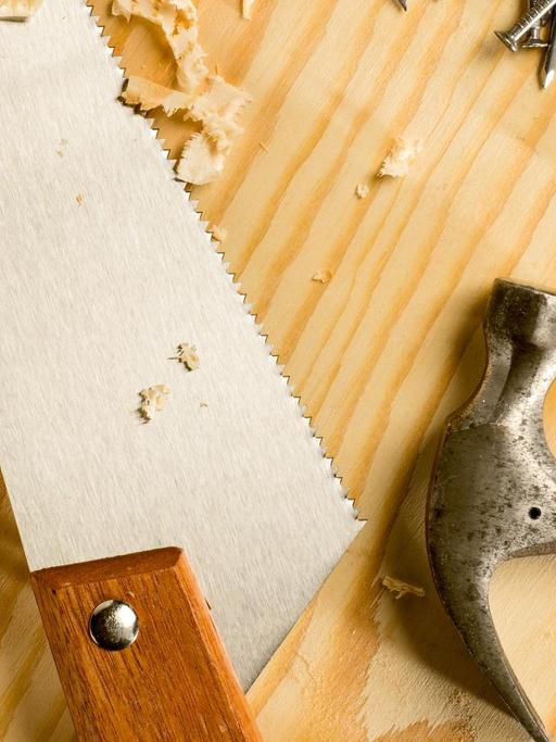 Säge, Hammer, Nägel: Werkzeuge für die Holzbearbeitung