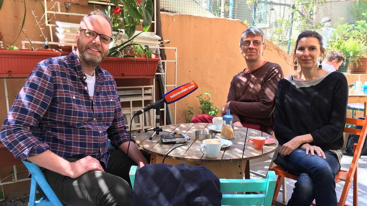 Hartwig Vens von Deutschlandradio Kultur mit dem deutschen Musiker Thomas Lehn (Analogsynthesizer) und seiner italienischen Musik- und Lebenspartnerin Tiziana Bertoncini (Violine) beim Irtijal-Festival in Beirut. Hartwig Vens von Deutschlandradio Kultur mit dem deutschen Musiker Thomas Lehn (Analogsynthesizer) und seiner italienischen Musik- und Lebenspartnerin Tiziana Bertoncini (Violine) beim Irtijal-Festival in Beirut.