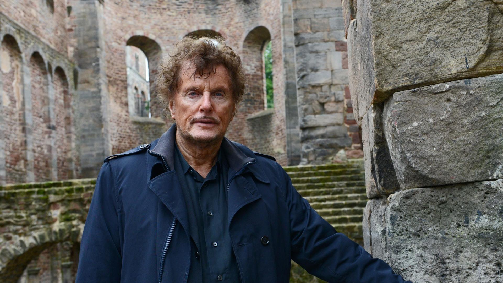 Der Regisseur Dieter Wedel, neuer Intendant der Bad Hersfelder Festspiele, steht am Tag seiner Vorstellung in der Stiftsruine von Bad Hersfeld. Der Regisseur Dieter Wedel, neuer Intendant der Bad Hersfelder Festspiele, steht am Tag seiner Vorstellung in der Stiftsruine von Bad Hersfeld.