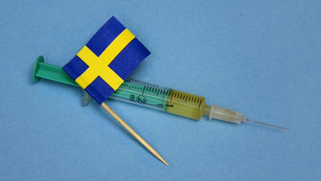Auf einer Spritze liegt ein Faehnchen von Schweden. Auf einer Spritze liegt ein Faehnchen von Schweden.
