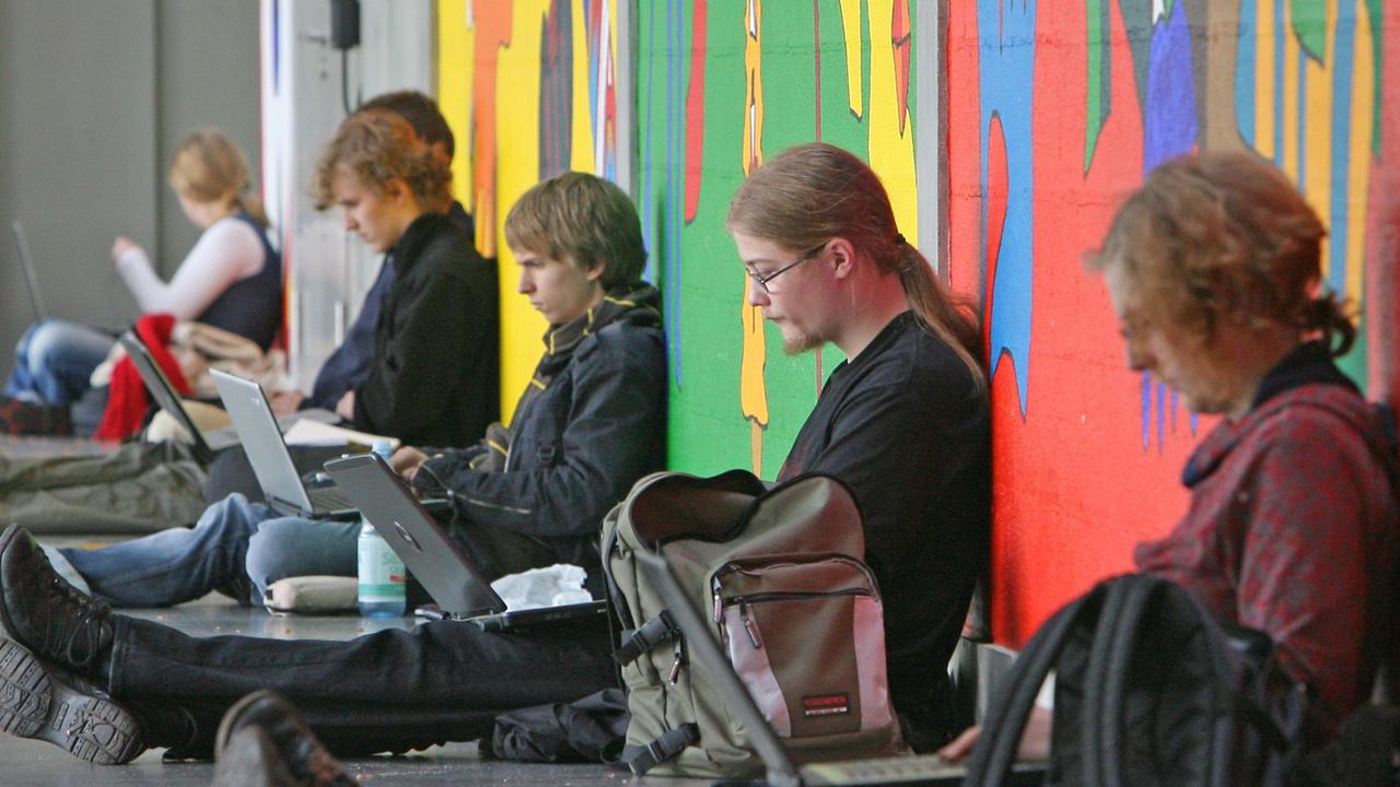 Studenten sitzen am Mittwoch (15.10.2008) mit ihrem Klapprechnern auf den Fluren des Hörsaalzentrums der Technischen Universität Dresden.