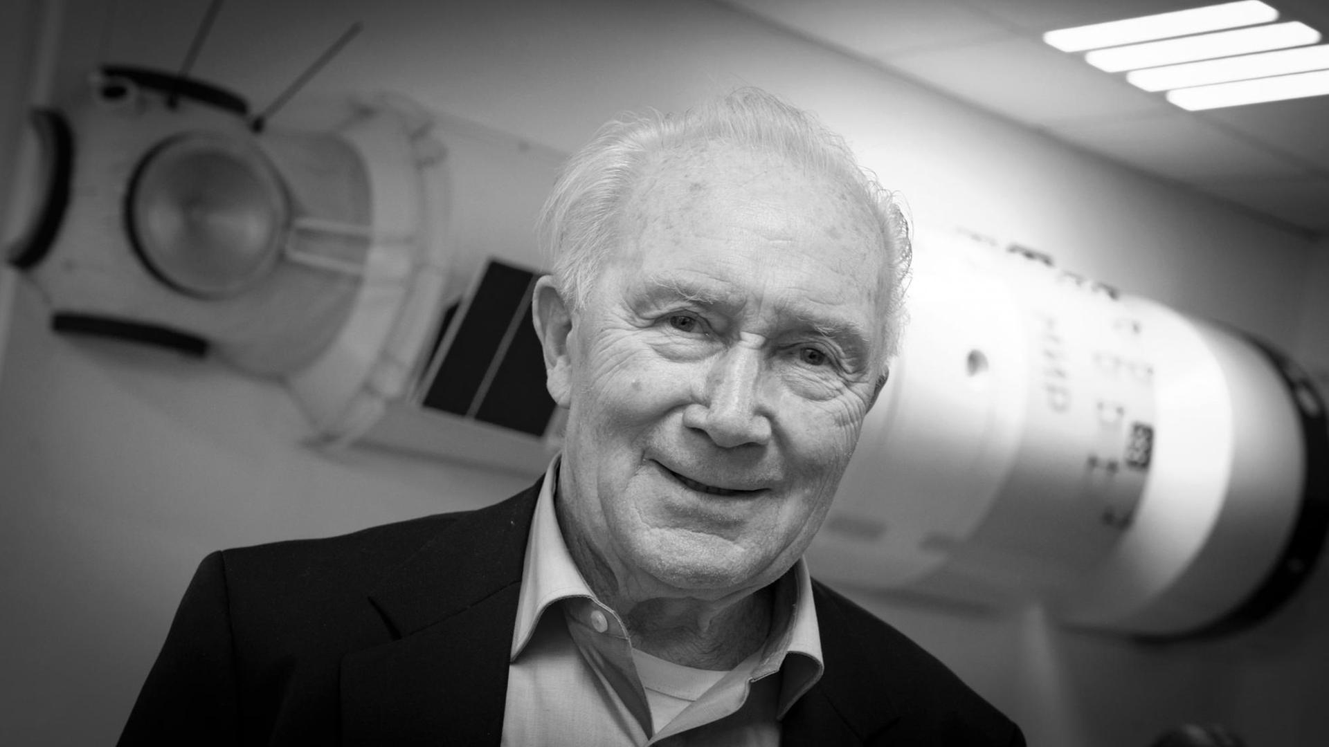 Sigmund Jähn, früherer Kosmonaut und erster Deutscher im Weltall, steht im Kosmonautenzentrum in Chemnitz vor dem Modell des Raumschiffes Mir. Jähn besuchte die Einrichtung aus Anlass des 40. Jahrestages der Namensgebung Kosmonautenzentrum "Sigmund Jähn". Sigmund Jähn, früherer Kosmonaut und erster Deutscher im Weltall, steht im Kosmonautenzentrum in Chemnitz vor dem Modell des Raumschiffes Mir. Jähn besuchte die Einrichtung aus Anlass des 40. Jahrestages der Namensgebung Kosmonautenzentrum "Sigmund Jähn".
