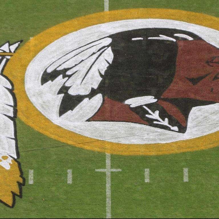 Totale des Logos der Washington Redskins im Mittelfeld vor einem NFL-Spiel mit den Washington Redskins auf dem FexEx Field Totale des Logos der Washington Redskins im Mittelfeld vor einem NFL-Spiel mit den Washington Redskins auf dem FexEx Field