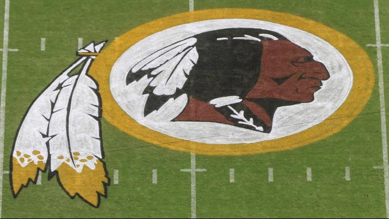 Totale des Logos der Washington Redskins im Mittelfeld vor einem NFL-Spiel mit den Washington Redskins auf dem FexEx Field 