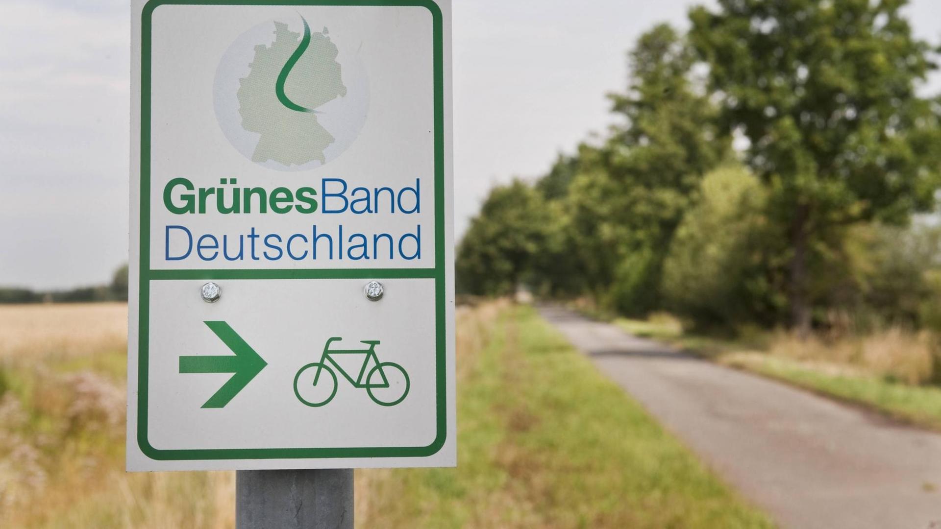 Ein Wegweise des Grünen Band im ehemaligen Grenzgebiet im Altmarkkreis nahe Binde in Sachsen-Anhalt.