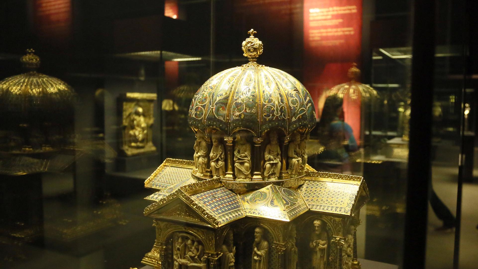 Ein Kuppelreliquiar im Bode-Museum in Berlin, das Teil des Welfenschatzes ist. Ein Kuppelreliquiar im Bode-Museum in Berlin, das Teil des Welfenschatzes ist.