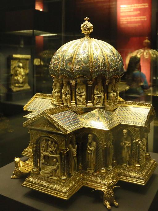 Ein Kuppelreliquiar im Bode-Museum in Berlin, das Teil des Welfenschatzes ist.