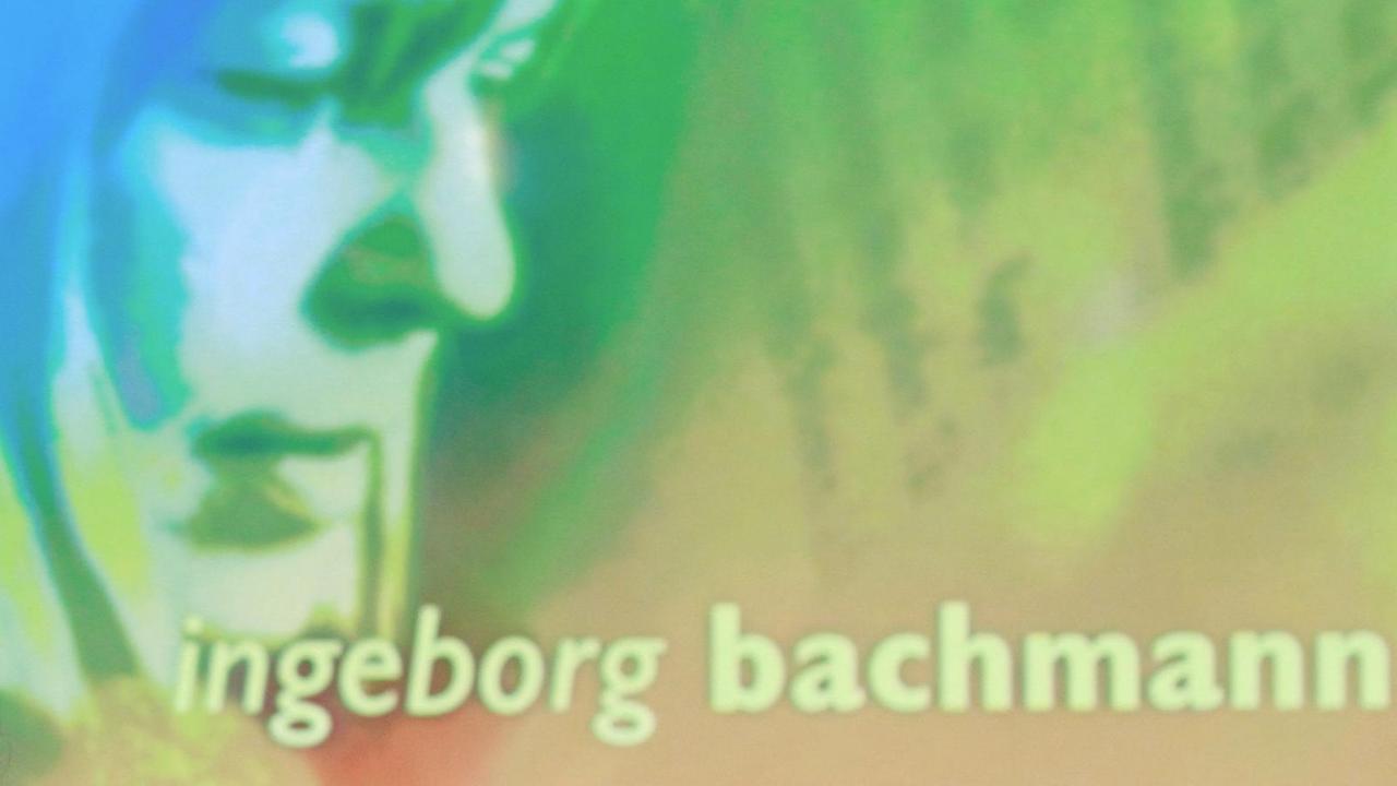 Eine Fotoprojektion von Ingeborg Bachmann. Eine Fotoprojektion von Ingeborg Bachmann.