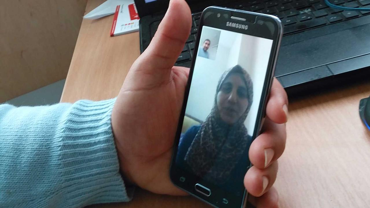 Ahmad telefoniert regelmäßig mit seiner Familie, die 4.000 Kilometer entfernt von ihm in Jordanien lebt. Ahmad telefoniert regelmäßig mit seiner Familie, die 4.000 Kilometer entfernt von ihm in Jordanien lebt.