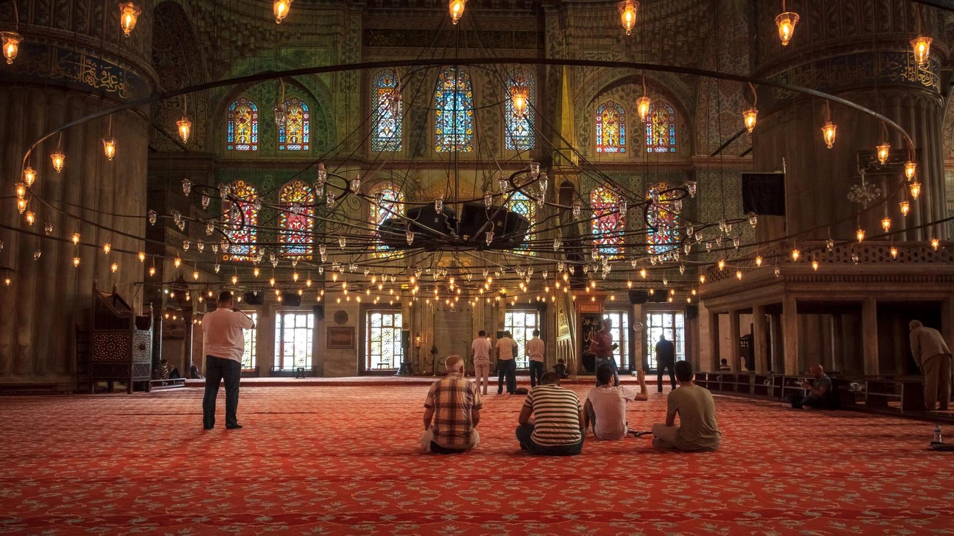 Männer beim Gebet in der Sultan-Ahmed-Moschee in Istanbul. Männer beim Gebet in der Sultan-Ahmed-Moschee in Istanbul.