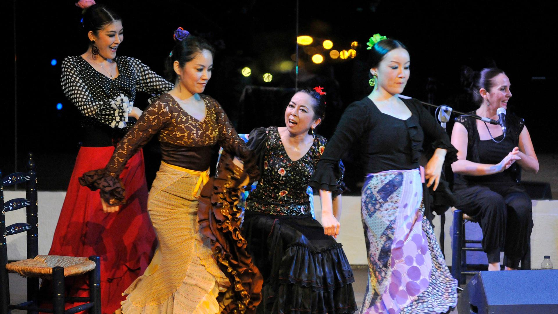 Die japanische Tänzerin Eiko Takahashi (M.) nimmt an der Flamenco-Aufführung "Eiko und die kleinen Kirschen aus Japan" am Chumbera Theater in Granada teil. Eiko Takahashi lebt seit über 30 Jahren in Spanien. (13.05.2011) Die japanische Tänzerin Eiko Takahashi (M.) nimmt an der Flamenco-Aufführung "Eiko und die kleinen Kirschen aus Japan" am Chumbera Theater in Granada teil. Eiko Takahashi lebt seit über 30 Jahren in Spanien. (13.05.2011)
