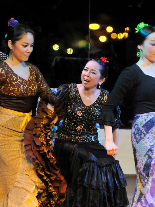Die japanische Tänzerin Eiko Takahashi (M.) nimmt an der Flamenco-Aufführung "Eiko und die kleinen Kirschen aus Japan" am Chumbera Theater in Granada teil. Eiko Takahashi lebt seit über 30 Jahren in Spanien. (13.05.2011)