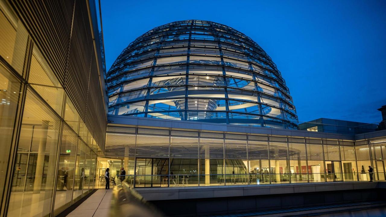 Der Deutsche Bundestag im Reichstagsgebäude mit der gläsernen Kuppel, aufgenommen während der ersten Fraktionssitzung der Unionsfraktion im neugewählten Bundestag. Der Deutsche Bundestag im Reichstagsgebäude mit der gläsernen Kuppel, aufgenommen während der ersten Fraktionssitzung der Unionsfraktion im neugewählten Bundestag.