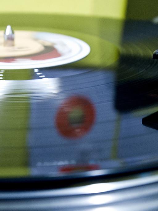 Eine Schallplatte wird in einem Musikfachgeschäft in Hannover (Niedersachsen) auf einem Plattenspieler abgespielt.