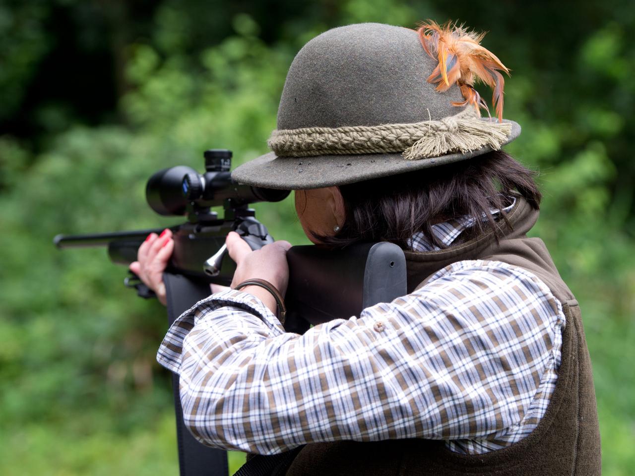 Die Jägerin Andrea Wernick zielt am 27.08.2014 bei Fellbach (Baden-Württemberg) mit einem Jagdgewehr. Die Jägerin Andrea Wernick zielt am 27.08.2014 bei Fellbach (Baden-Württemberg) mit einem Jagdgewehr.