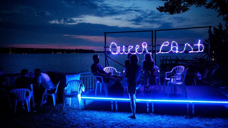 Queer East Festival im Literarischen Colloquium in Berlin: die abendliche Bühne am Wannsee.