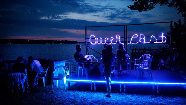 Queer East Festival im Literarischen Colloquium in Berlin: die abendliche Bühne am Wannsee. Queer East Festival im Literarischen Colloquium in Berlin: die abendliche Bühne am Wannsee.