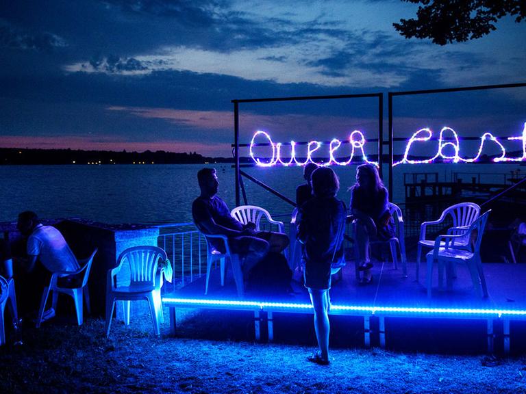 Queer East Festival im Literarischen Colloquium in Berlin: die abendliche Bühne am Wannsee.