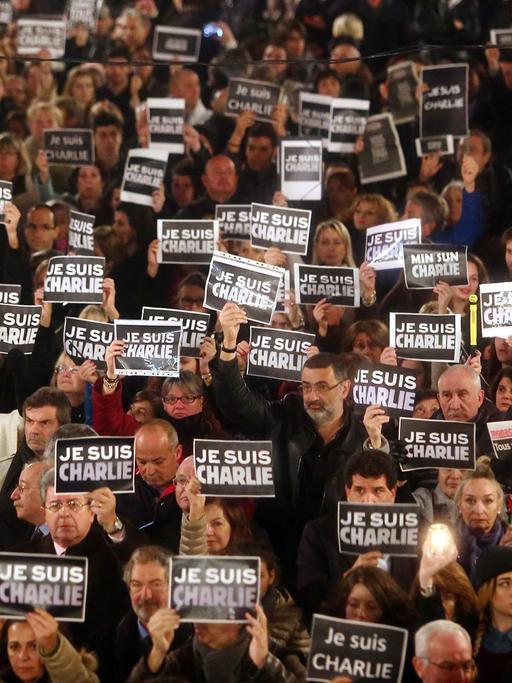 Nach dem Anschlag auf die Redaktion von "Charlie Hebdo", zeigen Tausende Menschen in Monaco ihre Solidarität mit Schildern, auf denen "Je suis Charlie" steht.