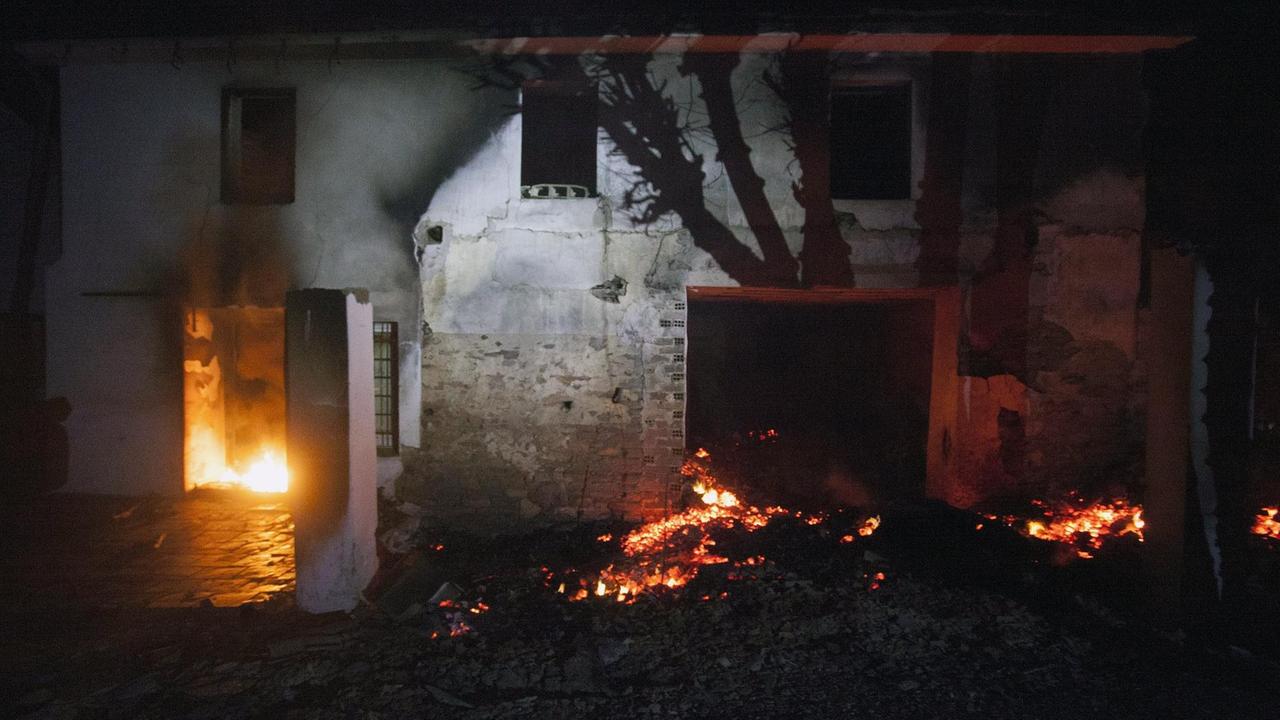 Von Waldbrand in Flammen gesetztes Haus in der spanischen Region Asturien