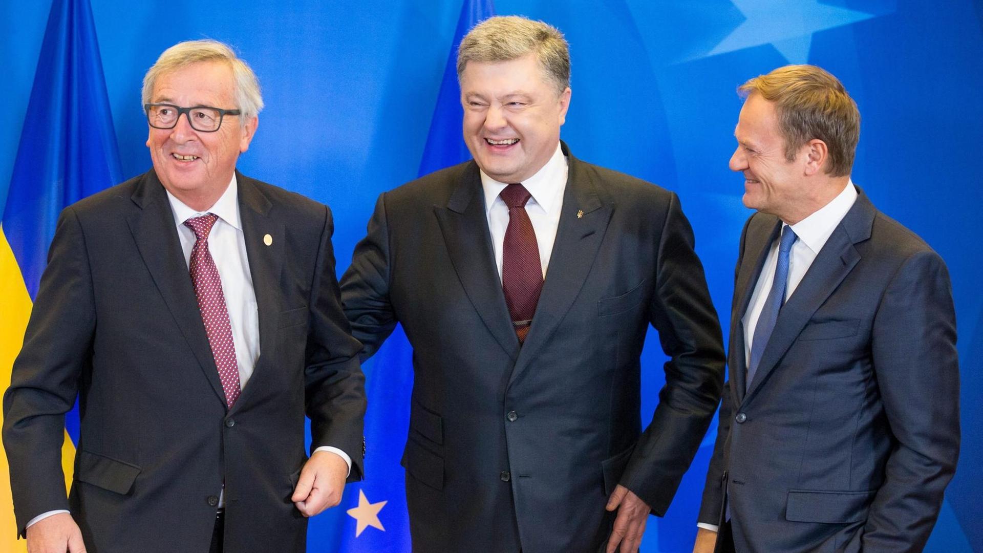 Einig über Reiseerleichterungen: Juncker, Poroschenko, Tusk (v.l.) Einig über Reiseerleichterungen: Juncker, Poroschenko, Tusk (v.l.)